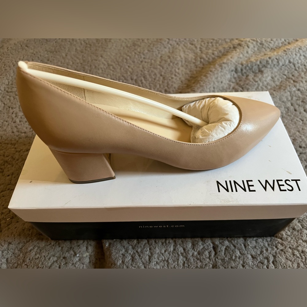 Nine West Issa light natural leather dress shoes Size 8.5 Wide